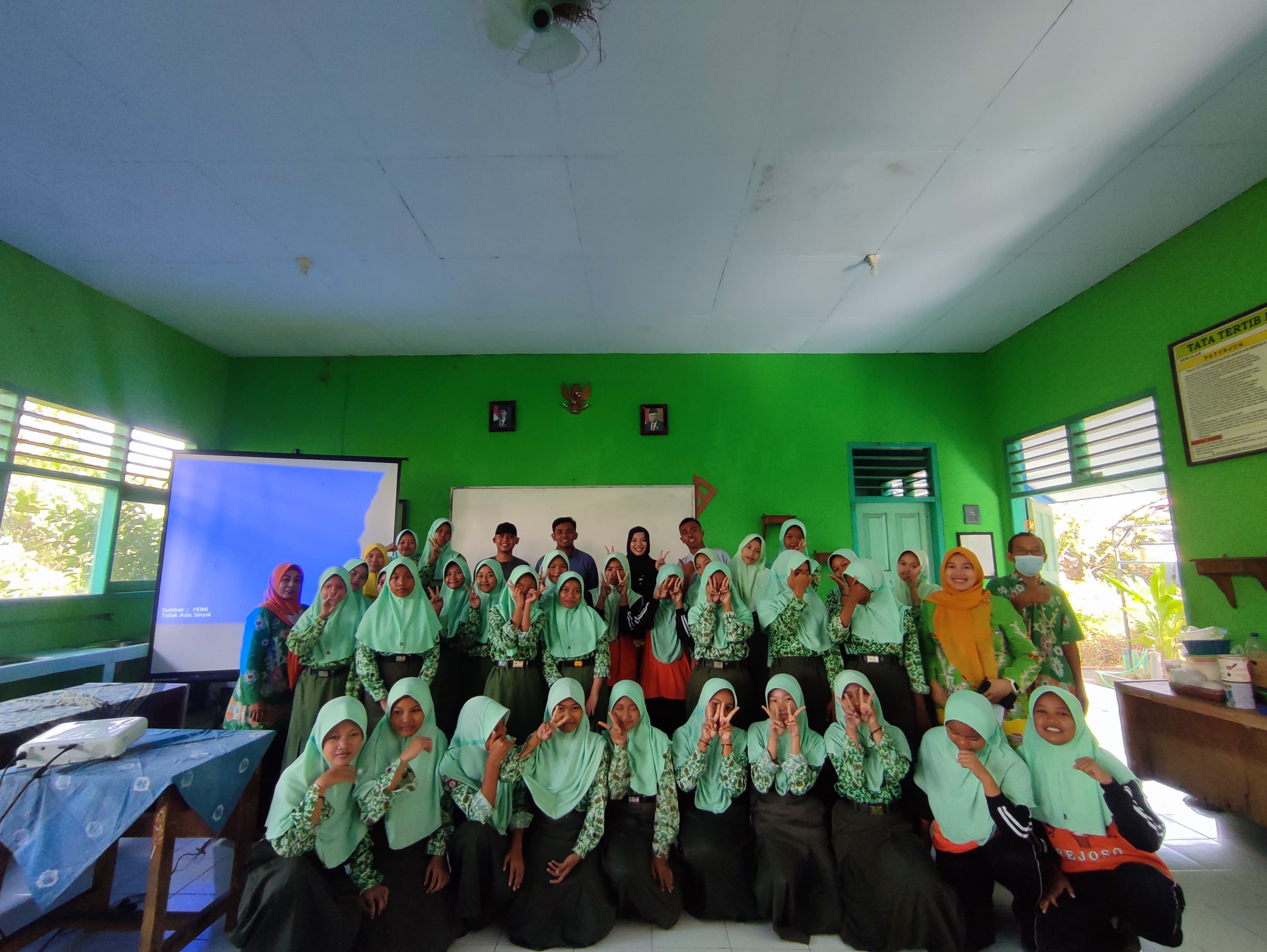 Pelopor Gerakan Hijau: Bank Sampah Sari Asri Edukasi Siswa SMPN 1 Rejoso